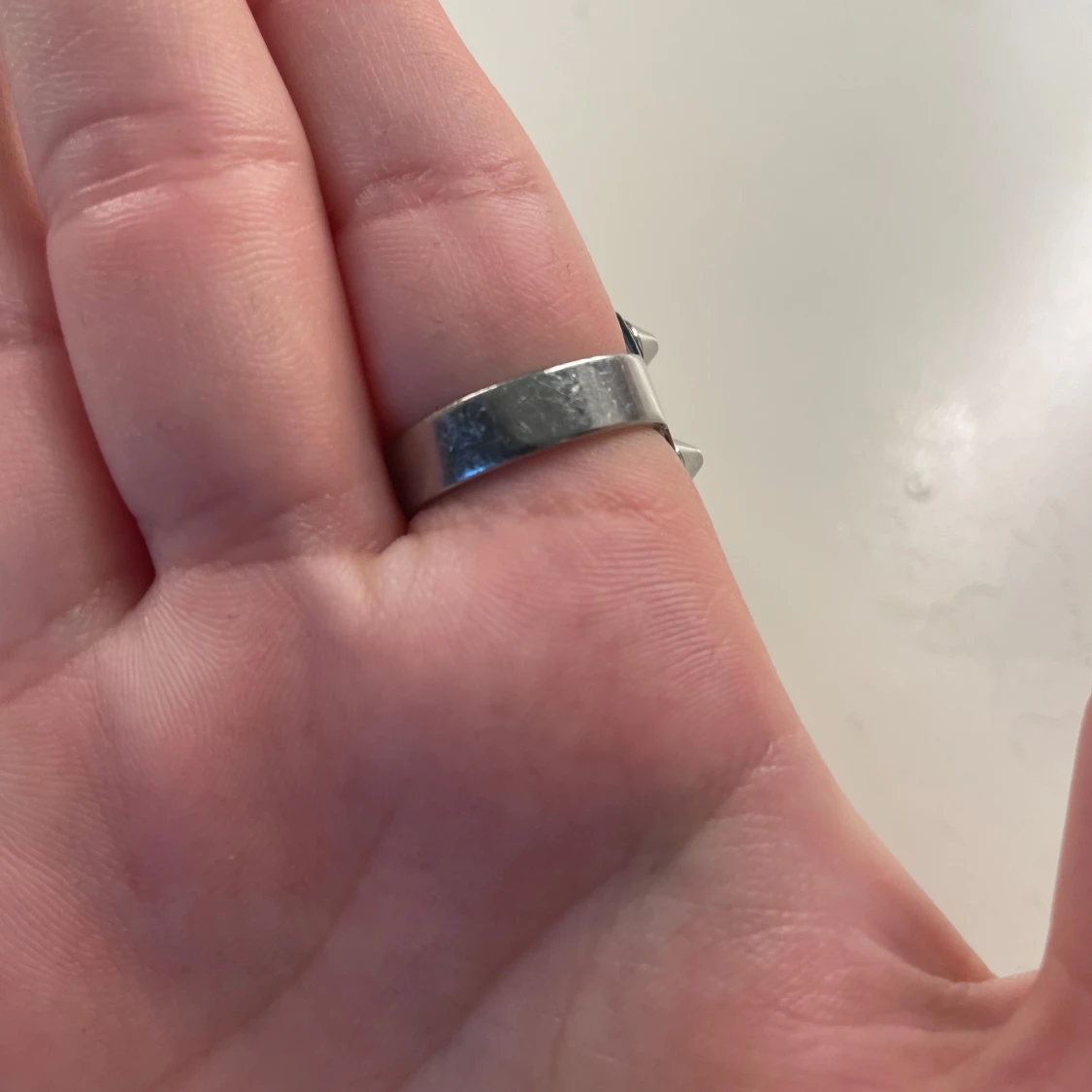 Bred silverfärgad ring med nitar - 2