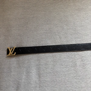 Bälte med monogram - Säljer ett svart bälte med guldigt spänne. Bältet är helt nytt och har aldrig använts. Jag fraktar och möts upp i stockholm. Skriv om du vill köpa.