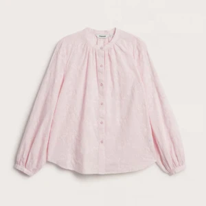 Blus - Jätte gullig rosa blus från Kappahl i storlek S 🩷 använd endast en gång och det var på skolavslutningen, därav lite högre pris! Köpt för 499, säljer för 399 🤍hör av er för fler frågor eller bilder