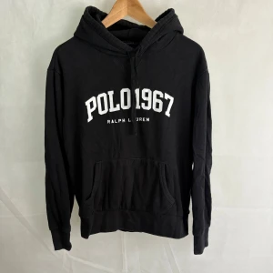Ralph lauren hoodie  - Fint skick! Modellen är 185 och bär M passar S