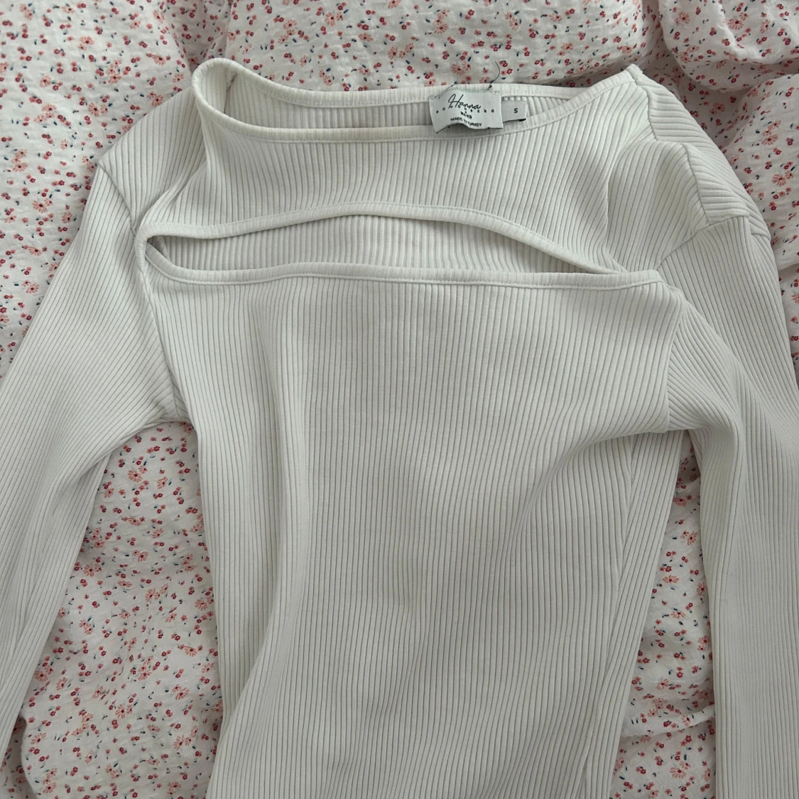 Vit ribbad topp med cut out från NA-KD - 1