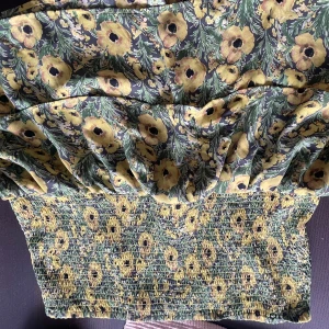 Blommig volangkjol -  Blommig volangkjol i storlek M, är lite större i midjan var så när jag köpte den. Använd några Gånger. Köparen betalar för frakten, tvättas innan fraktas, skriv för mer info.