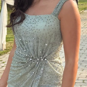 Brud/balklänning - Säljer min klänning, använd endast vid ett tillfälle. Klänningen är som ny. Klänningen är i storlek 36 men passar även in i 34.  