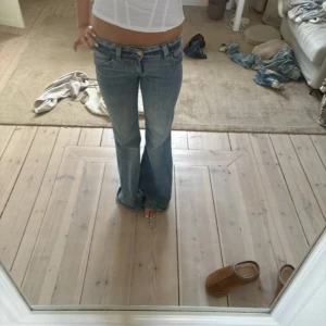 Ljusblå bootcut jeans med låg midja - Säljer ett par ljusblå jeans med snygg bootcut och låg midja, jeansen är även väldigt stretchiga✨ midjemått=35cm innerbenet=81cm