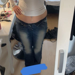 Lågmidjade bootcut jeans från Lee - skitcoola lee jeans i strl 34-30 skulle säga de motsvarar M, slitning längst nere vid ena hälen men inget som påverkar använding💗 Midjemått 40cm rakt över Innerbensmått 71cm