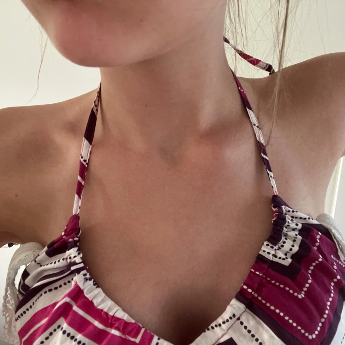 Randig kortklänning med halterneck - 2