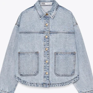 Oversized jeansjacka  - Superfin blå oversized jeansjacka från Zara i fint skick, endast använd ca 2 gånger! 🩵