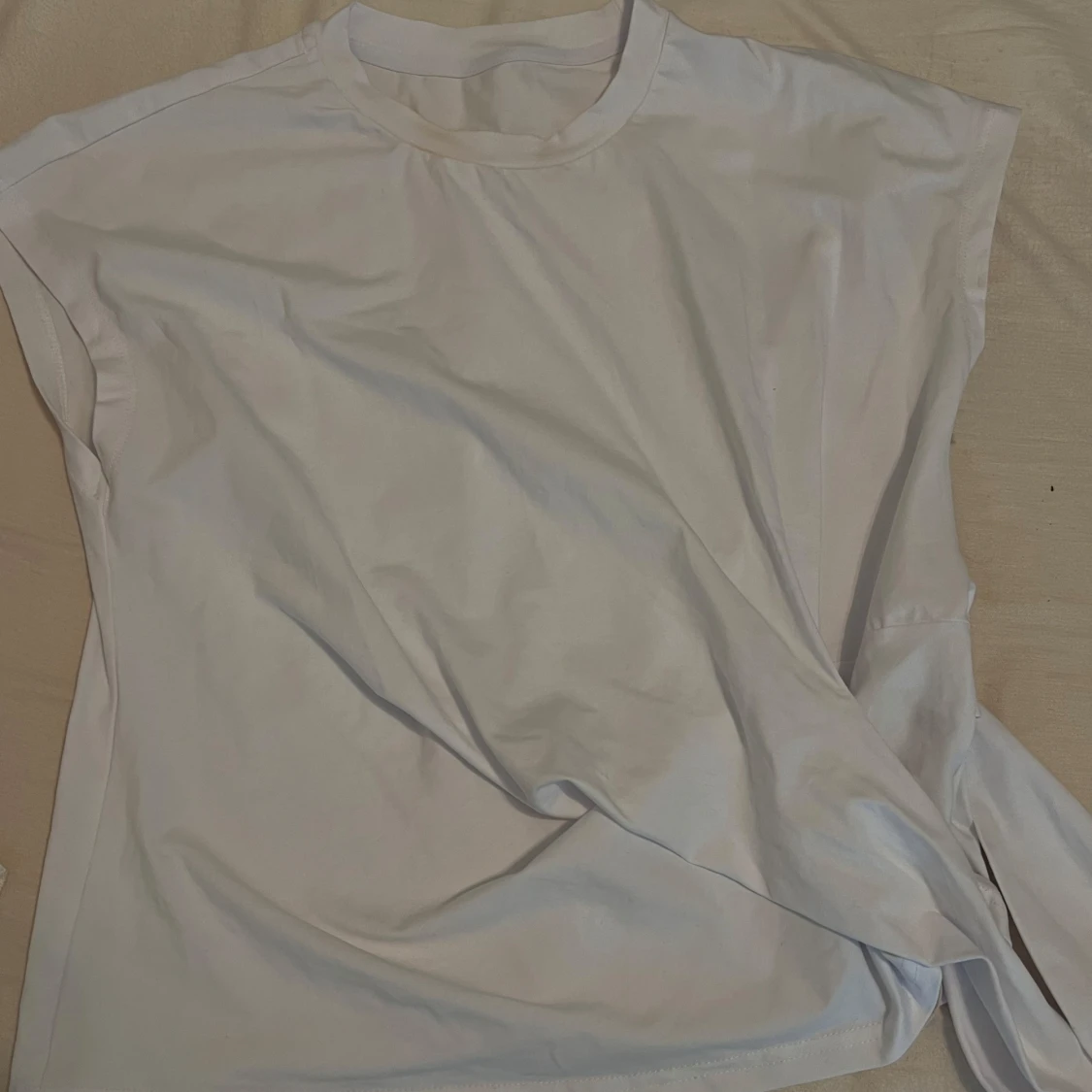 Vit ärmlös topp med knyt