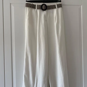 Linnebyxor  - Ett par helt oanvända linnebyxor från H&M i storlek 40. Däremot klipptes prislappen bort, och kan jag inte returnera dem så jag säljer dem här istället. Nypris 499kr. 