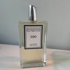 The Essence Vault 290 Eau de Parfum - Parfymflaska på 100 ml från The Essence Vault, modell 290. Extreme Indulgence, Intense Comfort – Tobacco Leaf, Rich Vanilla, Max Warmth. Nypris 500kr. Oanvänd - allt innehåll finns kvar