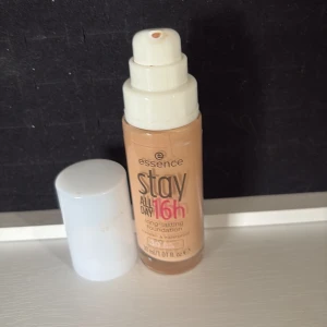 Essence Stay All Day 16h Foundation - Essence Stay All Day 16h foundation i nyansen 30 Soft Sand. Ljusbeige färg med varm underton, ger ett jämnt och naturligt resultat. Kommer i en smidig pumpflaska på 30 ml. Transfer- och vattenfast formula som håller länge. Ca 3/4 kvar av den. Riktiga pris som den kostar i hemsida är 55 kr.