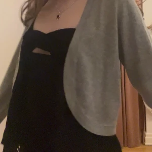 Grå Bolero - Säljer denna grå bolero i storlek xs men passar s. Jättebra skick och passar till massa outfits.💕