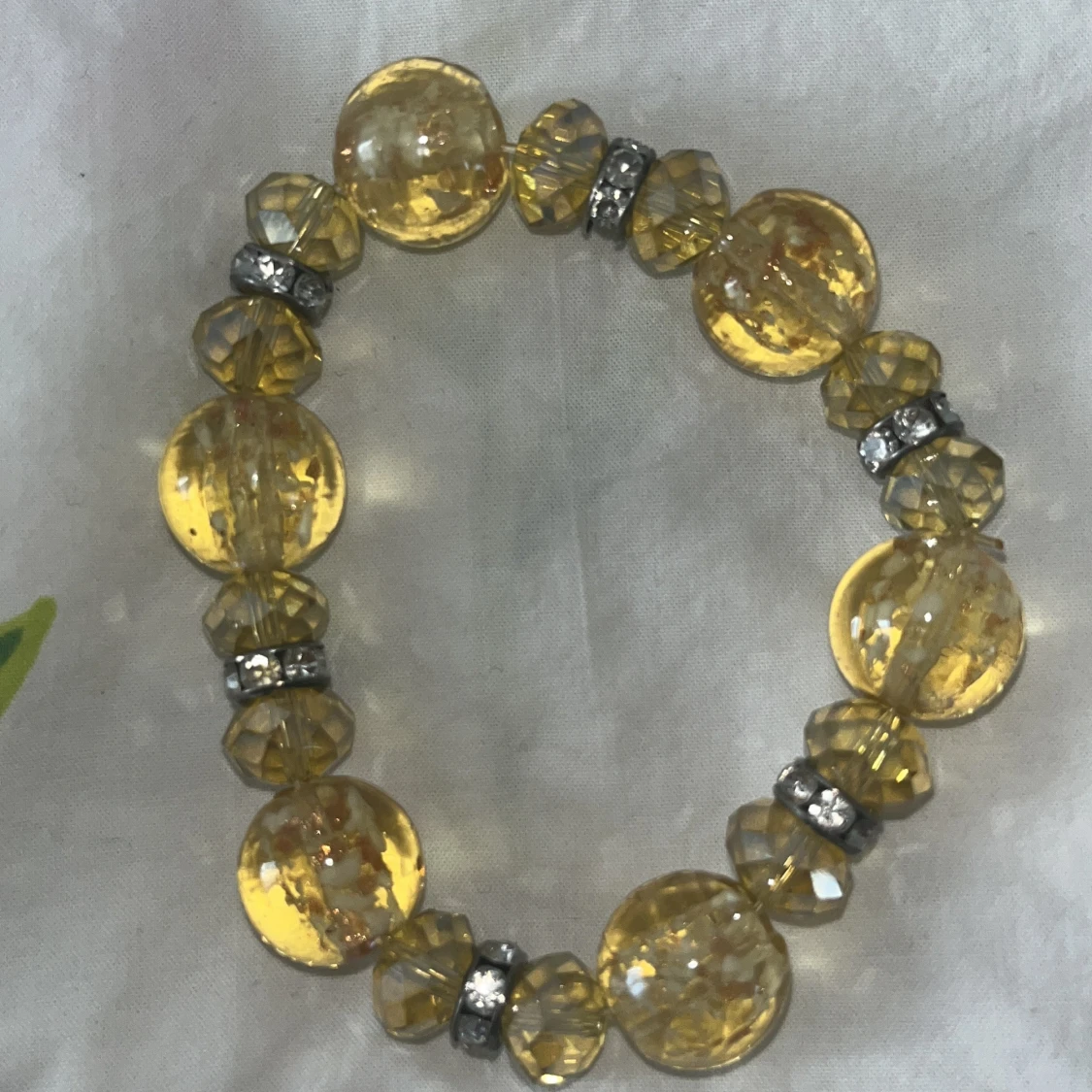 Glittrigt gult pärlarmband - 1