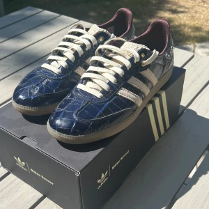 Adidas wales bonner - Adidas samba Wales Bonner navy croc . Skorna är väldigt eftertraktade och därför det höga priset. Nypris ca 8000-10000kr✅. Det är superbra skick och de har inga defekter alls👍 Hör av er vid minsta fundering😁