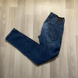 Replay anbass jeans  - Trendiga replay anbass jeans i färgen mörkblå! Skick 7/10! Vid minsta fundering kontakta oss✔️