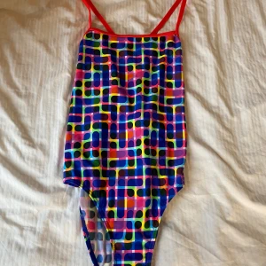 Flerfärgad baddräkt från Funkita  - Säljer en flerfärgad baddräkt från Funkita då den inte passar💛Baddräkten är bara testad men inte använd i vattnet!💛Storlek 36💛    Pris kan diskuteras!💛😊