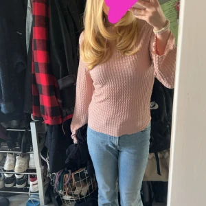 Beige vågmönstrad tröja från 157 - Superfin beige långärmad tröja från 157 med vågigt mönster i tyget. Tröjan har en relaxed fit och är perfekt för dig som gillar unika strukturer. Materialet känns mjukt och stretchigt, vilket gör den skön att bära hela dagen.