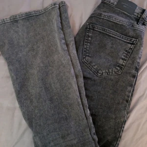 Perfekt grå jeans från Gina Tricot - Snygga grå jeans från Gina Tricot i modellen Perfect Jeans. Raka ben och normal passform. Jeansen har en cool tvättad look och är tillverkade i mjukt jeanstyg med dragkedja och knapp framtill. Sparsamt använd🫶🏻