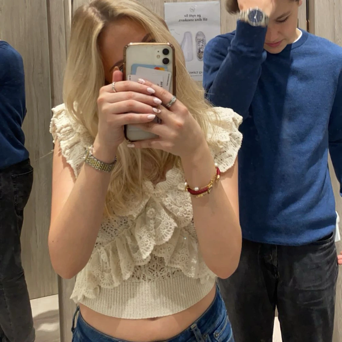 Beige spetsblus med volanger från Zara