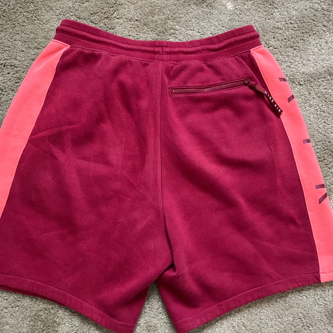 Nike Air vinröda shorts  - 1