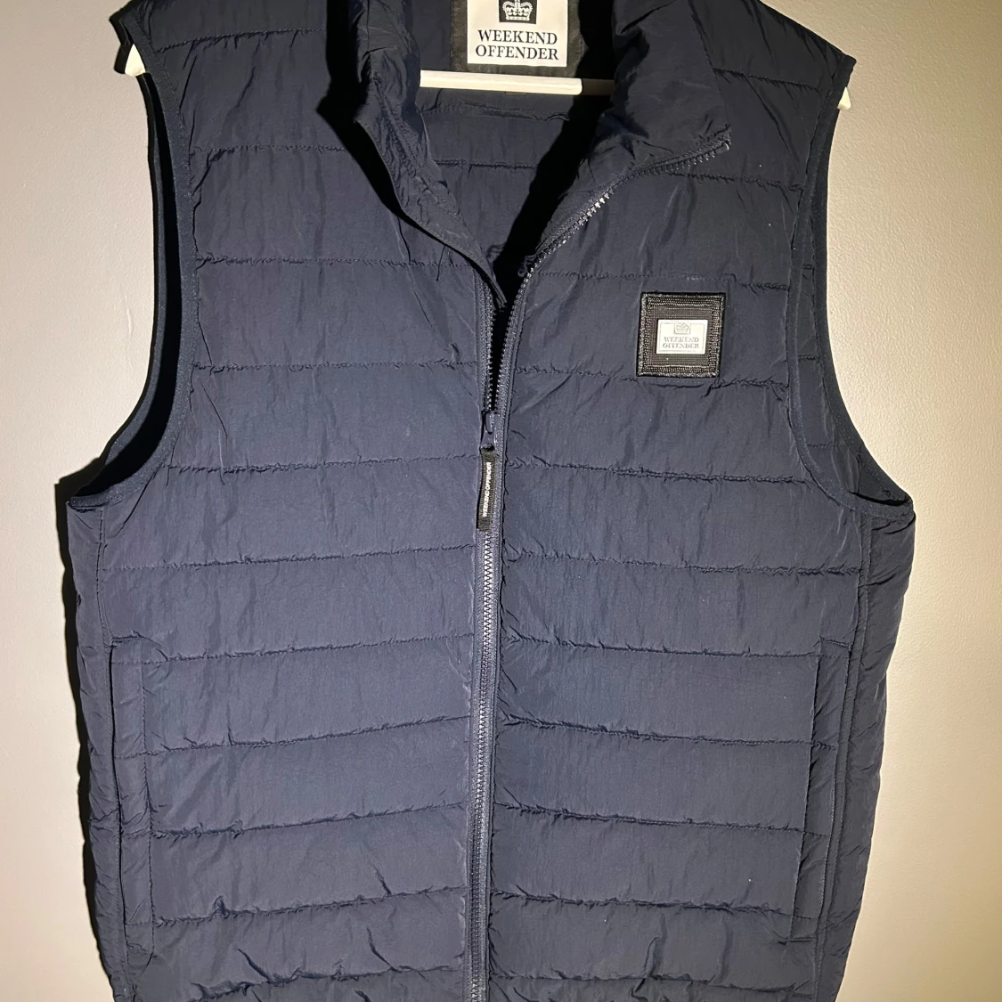 Mörkblå dunväst från Weekend Offender