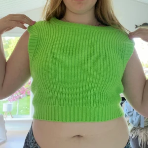 Grön stickad väst från H&M Divided - Säljer en grön stickad väst från Divided i storlek M. Den är inte använd ofta. Skriv vid frågor💕💕