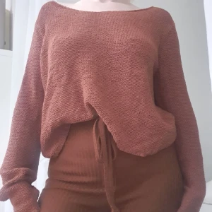 Brun stickad loose tröja rostbröd Only L - Säljer en brun stickad tröja med loose passform och långa ärmar. Tröjan har en bred, något båtformad halsringning och är perfekt för lager-på-lager. Den är mjuk och skön, passar dig som gillar en avslappnad och chill stil. Märkt L från Only men jag tycker den är som en S med lösare passform