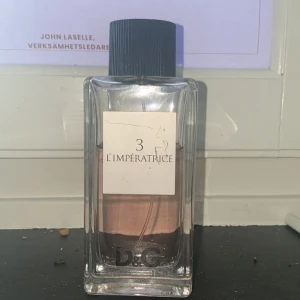 D&G 3 L'Impératrice parfym - D&G 3 L'Impératrice är en ikonisk parfym med fräsch, fruktig doft. Flaskan är rektangulär i genomskinligt glas med ljusrosa vätska och svart räfflad kork. Minimalistisk etikett framtill med stilren design. Perfekt för dig som gillar eleganta och moderna dofter.