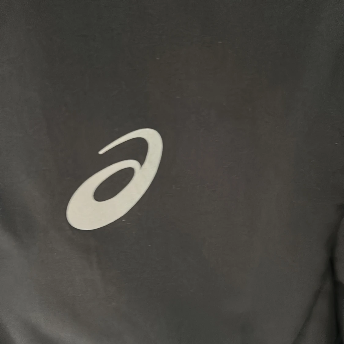 Svart vindjacka från Asics - 2