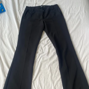 Svarta kostymbyxor från BikBok - Svarta kostymbyxor från BikBok, dessa är i modellen Vera. Inprincip så gott som nya men säljer då jag råkade köpa fel storlek. Dessa är i petite längden! Jag är 165 så passar nog bäst någon runt 160-162