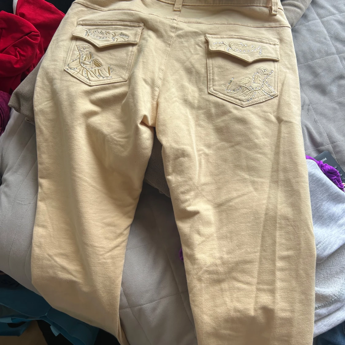 Gula bootcut byxor med broderi - 3