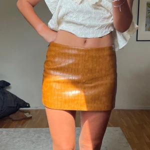 Brun kort kjol i skinnimitation - Säljer en helt ny brun kort kjol i skinnimitation🧡🧡