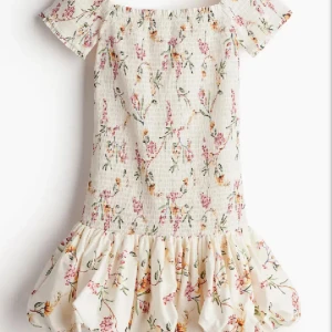 ⚠️ söker hm smockad off shoulder klänning - Söker denna klänningen från h&m, betalar inte mer än 400kr!!💗storlek s eller m, skicka gärna en bild!