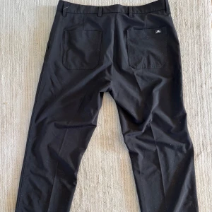 J.Lindeberg - Golf Byxor  - Säljer dessa underbara J.Lindeberg Golf byxorna. De är svarta ⚫ och i princip nyskick ✅ Storlek: 32’32” Nypris: 1200kr