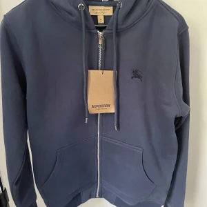 Burberry zip up  - Helt ny aldrig använd. Burberry påse ingår