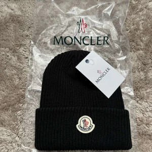 Svart beanie - Säljer en mössa som är helt ny med tags på. Den är i färgen svart och är mycket fin.