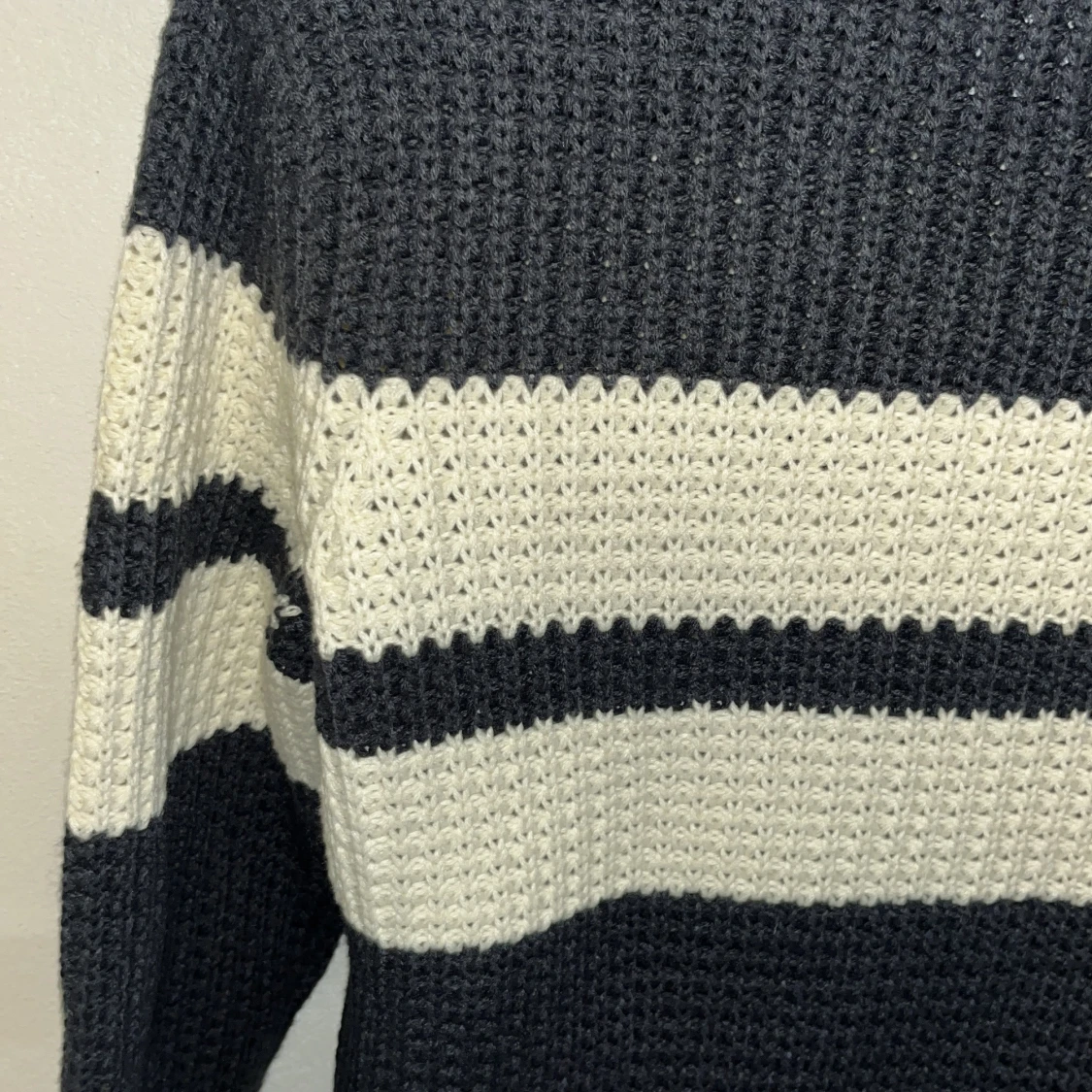 Svartvit randig stickad tröja - 1