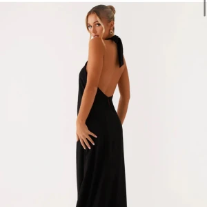 Svart maxi klänning - Originalpris 1300. Från Peppermayo! Stilren svart maxi klänning med öppen rygg 😍🌺💕💓