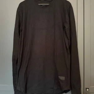 Svart långärmad tröja Things To Appreciate - En svart långärmad tröja från Things To Appreciate i storlek M.