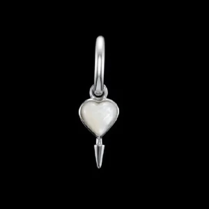Singe Love Earring - Vackert örhänge från Maria Nilsdotter i äkta silver med ett vitt hjärta och en liten spetsig detalj nedtill. Nypris var ca 2500kr om jag minns rätt. Först till kvarn, säljs ej längre på Marias hemsida!🫰❤️