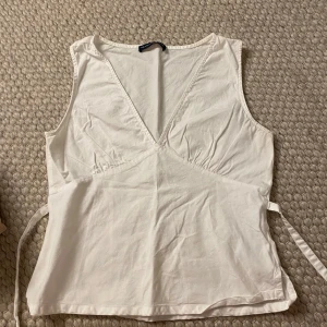 Topp Brandy Melville  - Fin topp med band som knyts i ryggen. Storlek xs/s och heter Rafaela top
