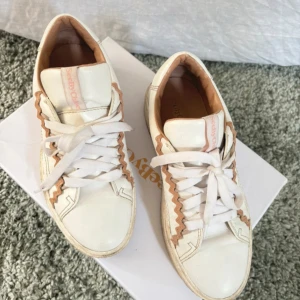 See By Chloé - Säljer nu dom här otroooooooligt snygga sneakersen från SeeByChloé!! I väldigt fint skick, lite smutsiga men det går lätt att tvätta bort, vill inte riktigt inse det men de är tyvärr för stora för mig så säljer därav🥹❤️Perfekta annars