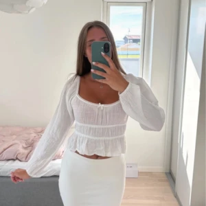 Vit topp - Vit topp/blus från Nelly. Sparsamt använd. Superfint skick.