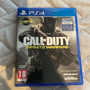 Call of Duty: Infinite Warfare - Futuristisk action och intensiva strider väntar i Call of Duty: Infinite Warfare till PS4. Perfekt för dig som gillar spänning, multiplayer och zombies. PEGI 18. Fransk version.