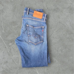 Replay Grover blå jeans - Säljer ett par Replay Grover jeans i klassisk blå tvätt med raka ben och snygga slitningar. Jeansen har fem fickor, kontrastsömmar och läderpatch bak i midjan. Perfekta för dig som gillar en tidlös och avslappnad look. Nypris: 1600 mitt pris: 319. Priset går självklart att förhandla ner vid snabb köp‼️