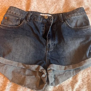 Jeans shorts  - Jag säljer ett par jeans shorts som aldrig kommit till användning. Texten på etiketten där bak håller på att försvinna lite. Skriv vid frågor! De är ungefär köpte för 300