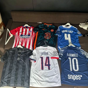 Fotbollströja, fotbollströjor  - Tja!  Säljer några av mina fotbollströjor. Alla är i storlek M, förutom Isak och Chelsea 3 som är L. Pris ligger runt 399kr-599kr styck, 799kr för Isak. Tveka inte på att höra av er för mer information och fler bilder:)  Obs* säljer tröjorna i styck och lägger ut en separat annons vid överenskommelse, därav behöver ni inte lägga prisförslag på inlägget, tack! 