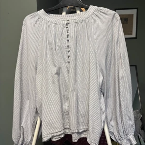 Vit och blå randig blus från H&M - En super söt och somrig blus med lös passform. 