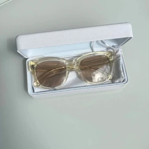 Chimi ljusgula 07 - Snygga solglasögon från Chimi i en ljusgul färg och i modellen 07. Perfekta för dig som vill ha en clean och modern look. Skickas såklart med original fodral samt box. Hör av dig vid frågor☺️