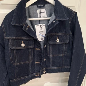 Bershka denim jacka  - Säljer denna helt oanvända croppade jeansjackan från Bershka i storlek S. Med prislapp! Säljer på grund av att jag märkte för sent att den är för stor för mig :(. Köptes för 379 och säljs för 300 pga att den har prislapp kvar och helt oanvänd. ❤️